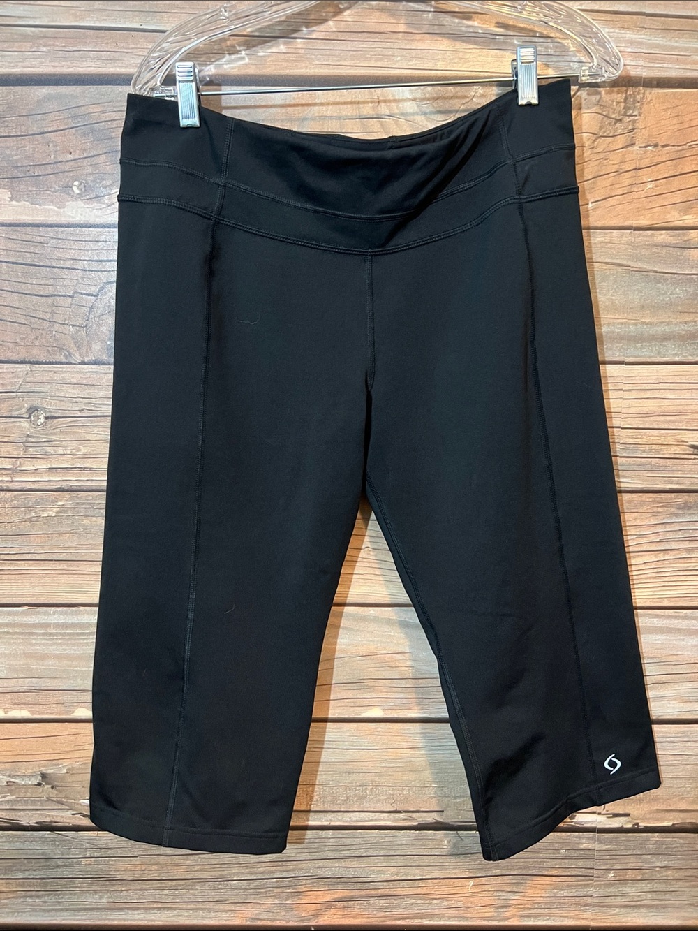 Moving Comfort Black Women's Mid-Rise Capri Active Wear Pants. Size L
